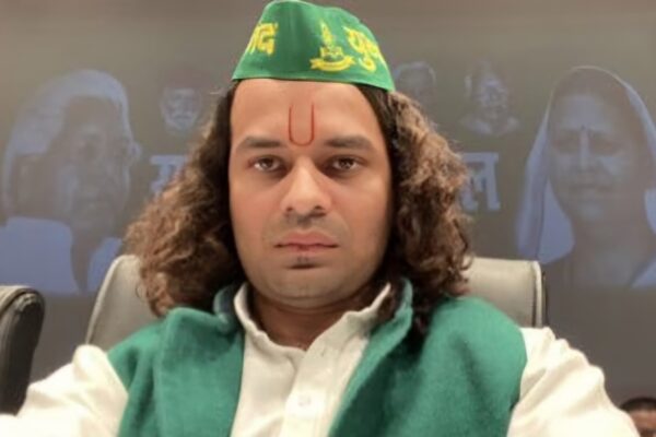 लालू यादव ने तेज प्रताप यादव को पार्टी से निकाला, अनुष्का संग साझा की गई तस्वीर से थे नाराज लालू यादव ने अपने बेटे को पार्टी से निकाला, अनुष्का संग साझा की गई तस्वीर से थे नाराज