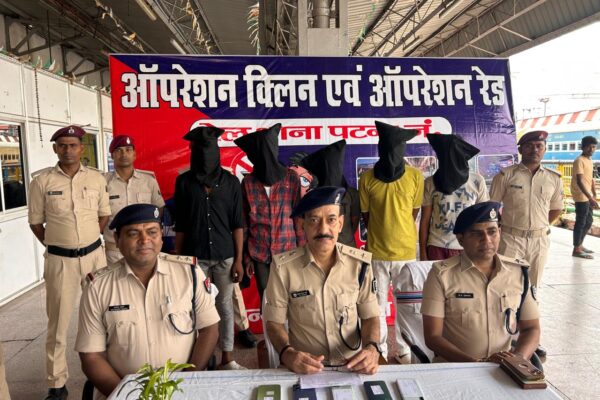 अथमलगोला का युवक ट्रेन में मोबाइल चोरी करते गिरफ्तार,पांच फोन बरामद।