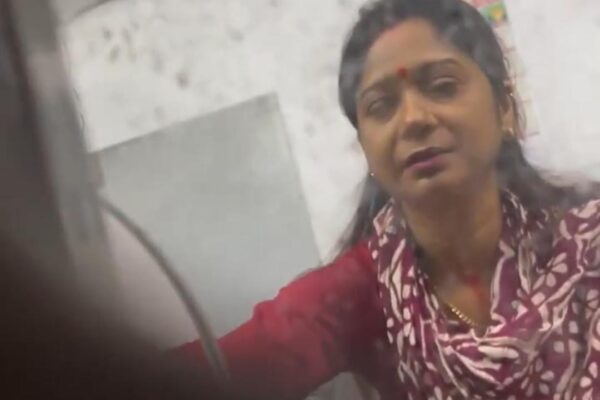 पटना जंक्शन पर टिकट धोखाधड़ी का वीडियो वायरल, यात्री से मांगे थे तय किराए से अधिक पैसे,महिला कर्मी निलंबित।