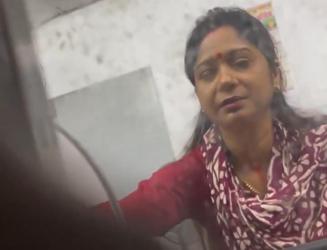 पटना जंक्शन पर टिकट धोखाधड़ी का वीडियो वायरल, यात्री से मांगे थे तय किराए से अधिक पैसे,महिला कर्मी निलंबित।