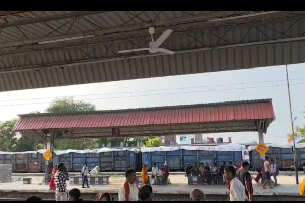 अथमलगोला स्टेशन पर भीषण गर्मी में मिली यात्रियों को राहत, सामाजिक कार्यकर्ताओं और पत्रकारों का प्रयास लाया रंग