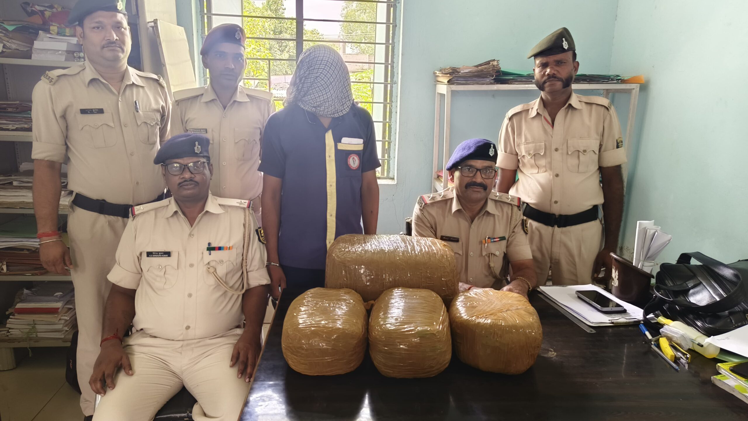 साउथ बिहार एक्सप्रेस में 20 किलो गांजा के साथ अथमलगोला का एक युवक गिरफ्तार