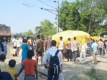 जहानाबाद में लोको पायलट की सूझबूझ से टला बड़ा रेल हादसा, अवैध क्रॉसिंग पर फंसा था ट्रैक्टर