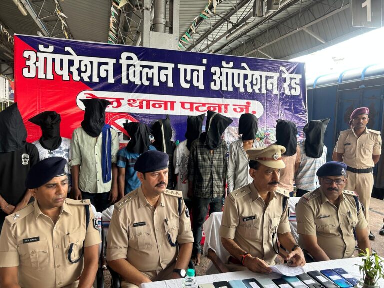 रेल यात्रियों से चोरी करने वाला अंतरजिला गिरोह का भंडाफोड़, 11 गिरफ्तार