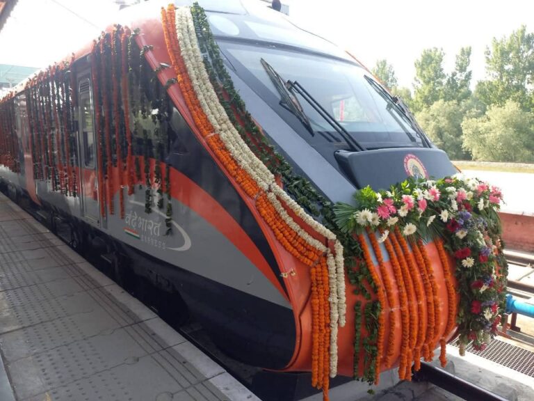 प्रधानमंत्री नरेंद्र मोदी ने कटरा-श्रीनगर वंदे भारत एक्सप्रेस का उद्घाटन किया, कश्मीर को मिली ऑल-वेदर रेल कनेक्टिविटी