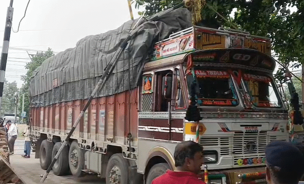 मोकामा में बड़ा रेल हादसा टला, अनियंत्रित ट्रक ने हाइटगेज को किया ध्वस्त