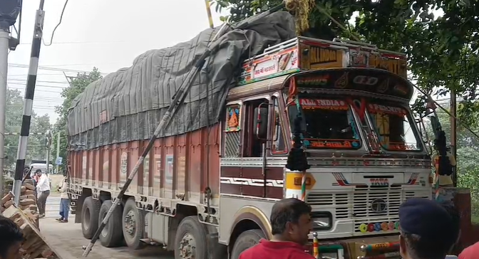 मोकामा में बड़ा रेल हादसा टला, अनियंत्रित ट्रक ने हाइटगेज को किया ध्वस्त