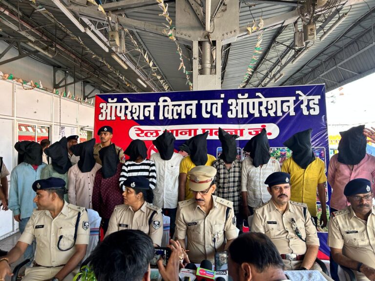 रेलवे स्टेशन पर मोबाइल एवं सोने के सामान की चोरी करने वाले अंतर्राज्यीय गिरोह का भंडाफोड़, 12 गिरफ्तार, लाखों का माल बरामद