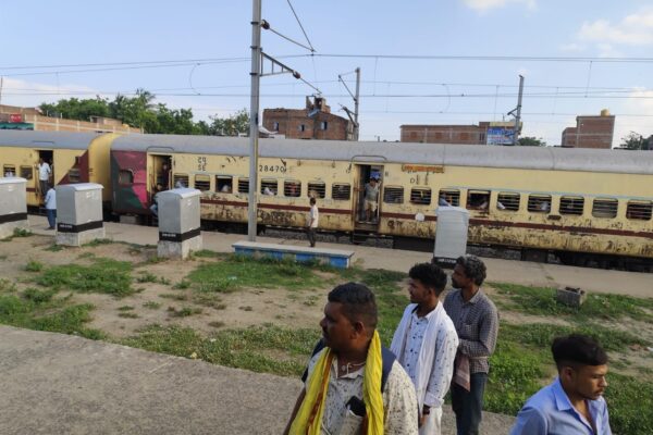 अथमलगोला में कोसी एक्सप्रेस के इंजन में खराबी, यात्री दो घंटे परेशान; डाउन लाइन पर परिचालन रहा सामान्य