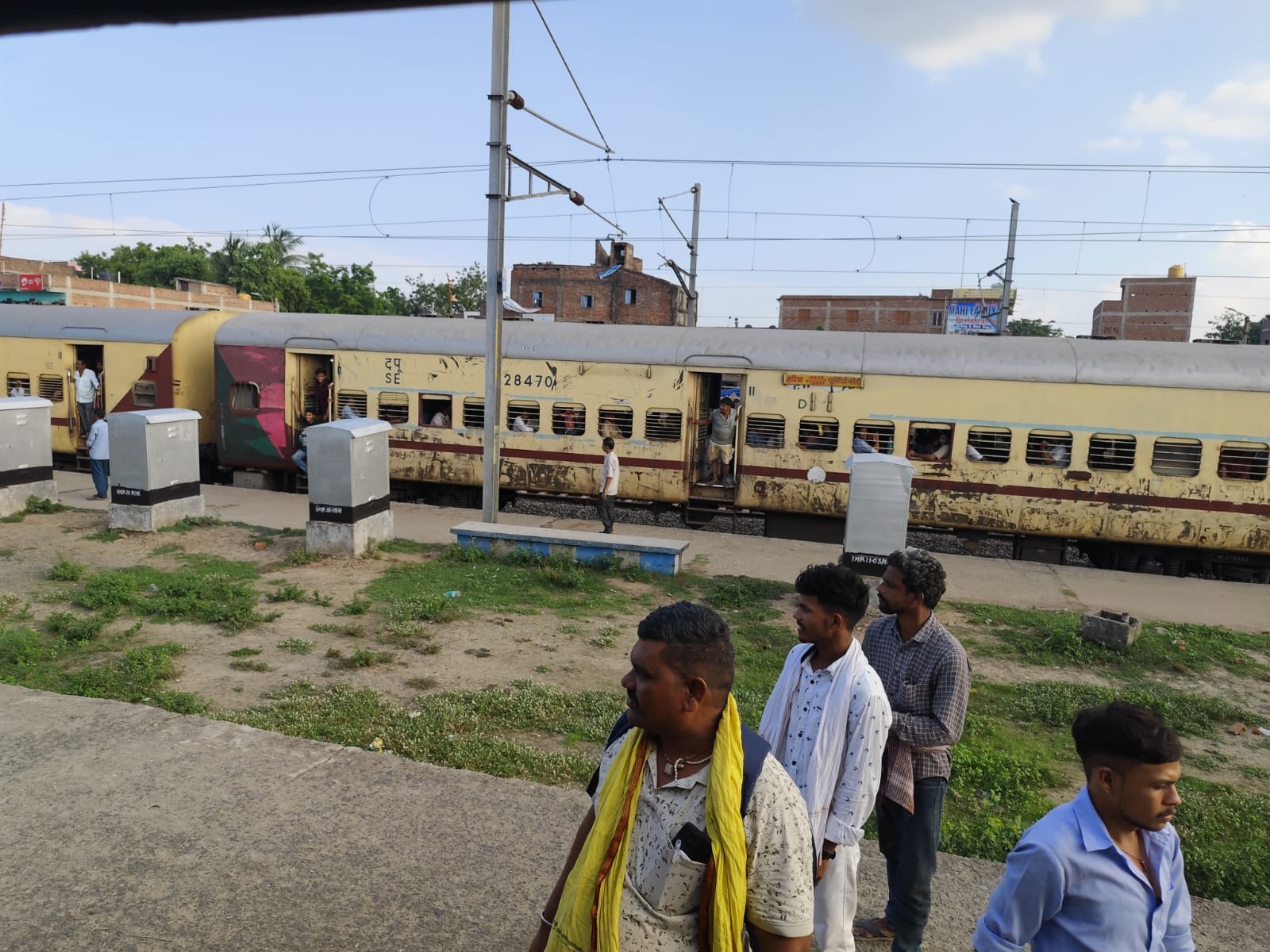 अथमलगोला में कोसी एक्सप्रेस के इंजन में खराबी, यात्री दो घंटे परेशान; डाउन लाइन पर परिचालन रहा सामान्य