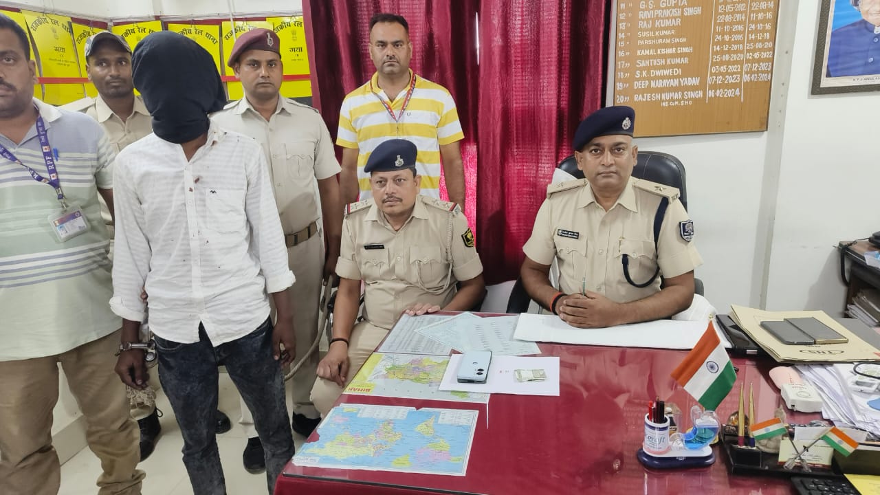 चलती ट्रेन से मोबाइल छीनने वाले गिरोह का सदस्य गया जी में गिरफ्तार, तीन फरार