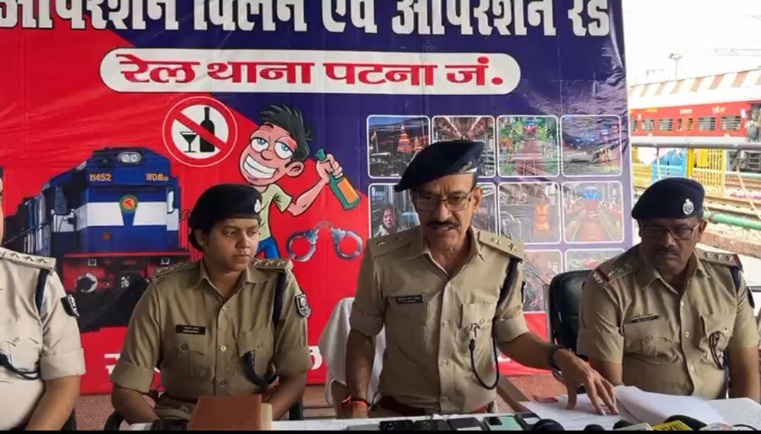 रेलवे पुलिस ने 11 लाख रुपए की 22 डॉल्फिन टर्टल प्रजाति के कछुए किए जब्त, साथ में विदेशी शराब बरामद