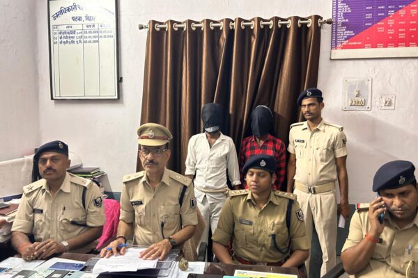 रेल पुलिस का 'ऑपरेशन क्लीन': आरा स्टेशन से लाखों का मोबाइल और शराब बरामद