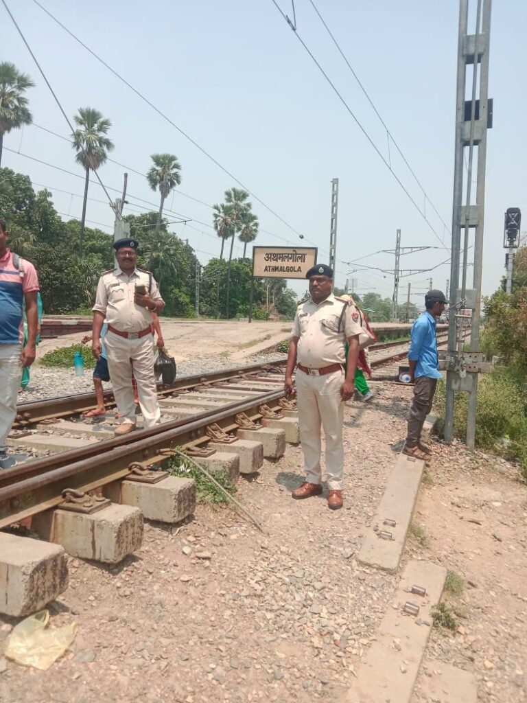 रेल क्षेत्र में मजमा लगाकर पी रहे थे प्रतिबंधित /नशीला पेय – रेलवे सुरक्षा बल ने मारी रेड,बनें मड़को व प्रतिबंधित पेय को किया नष्ट