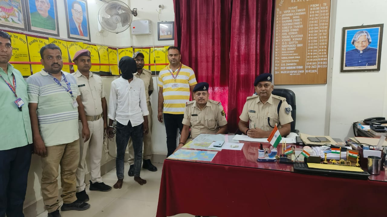 चलती ट्रेन से मोबाइल छीनने वाले गिरोह का सदस्य गया जी में गिरफ्तार, तीन फरार