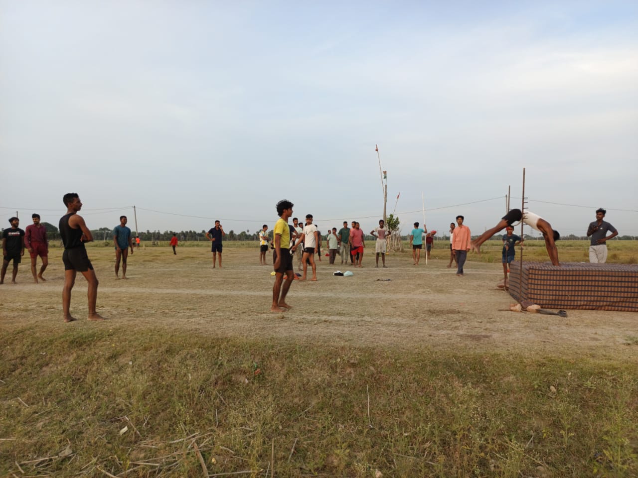 कल्याणपुर पंचायत में बन रहा खेल मैदान, युवाओं में खुशी, पर बाढ़ का खतरा बरकरार