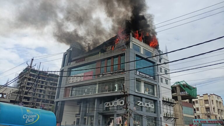 दानापुर के आशियाना महिंद्रा कॉम्प्लेक्स में भीषण आग, 50 लोगों को सुरक्षित बचाया गया