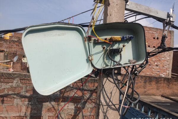 बाढ़ के बिहारी बीघा गांव में जर्जर केबल बॉक्स से ग्रामीण परेशान, हादसे का डर