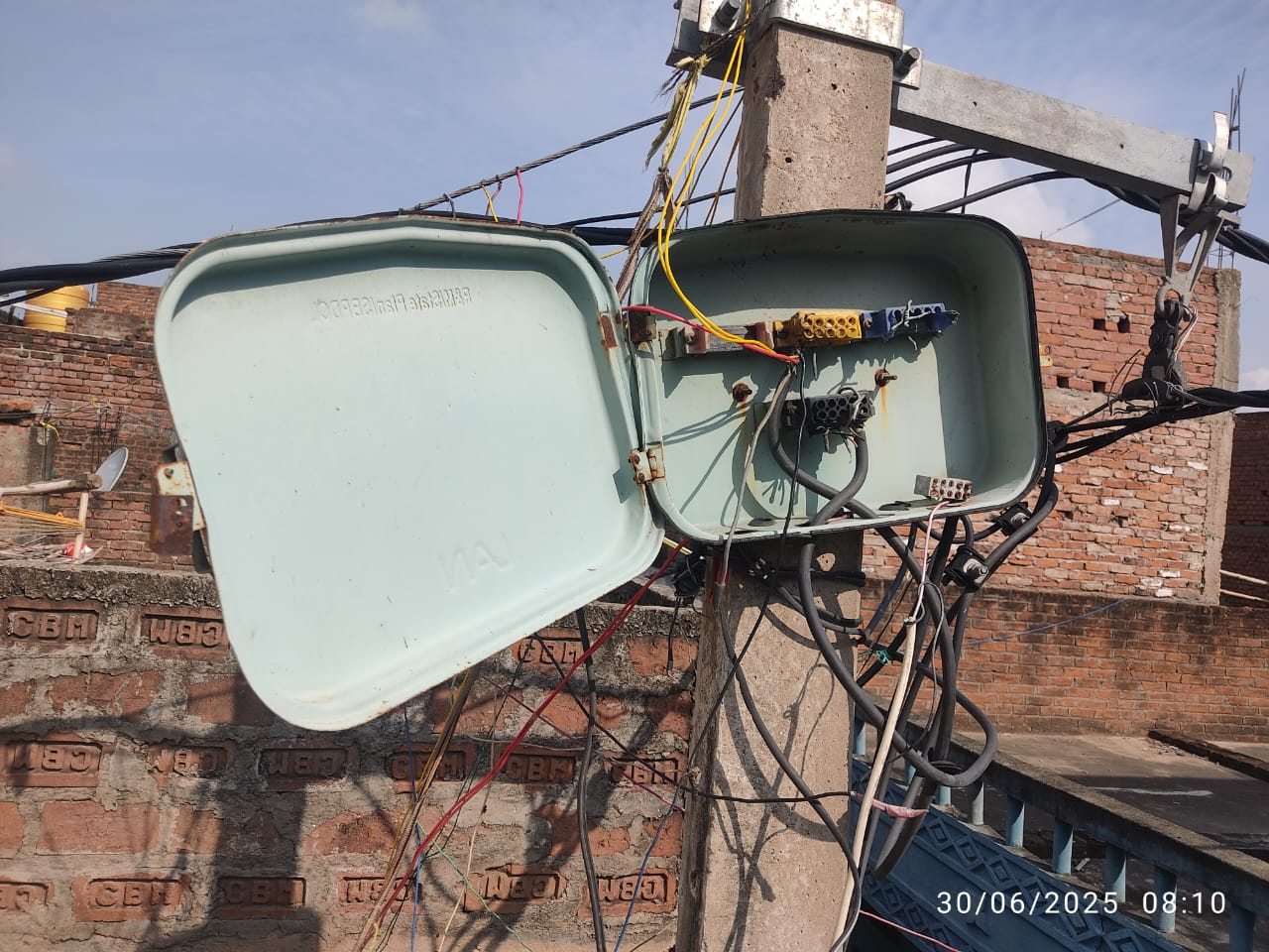 बाढ़ के बिहारी बीघा गांव में जर्जर केबल बॉक्स से ग्रामीण परेशान, हादसे का डर